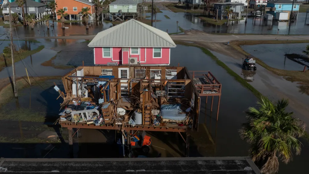 Pohled z dronu ukazuje zničený dům v Surfside Beach v Texasu