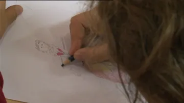 Na závěr si děti mohou kroje zkusit namalovat
