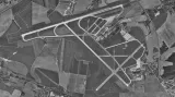 Dvě Prahy:  Jednu z největších stavevních expanzí zažil rozvoj letiště a okolí Ruzyně. Srovnání na leteckých fotografiích z let 1945 a 1988 vpravo