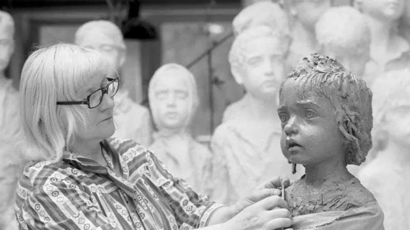 Marie Uchytilová při práci na pomníku lidických dětí