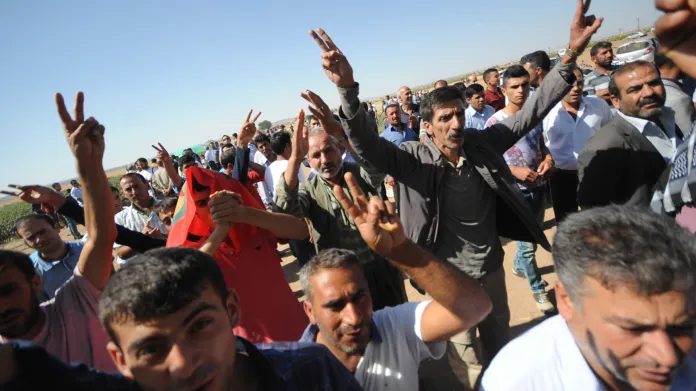 Protest Kurdů při turecko-syrských hranicích