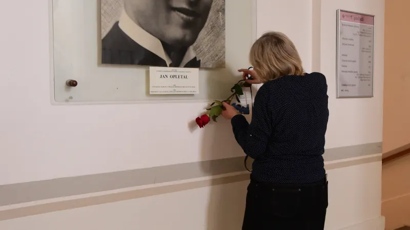 Fotografie Jana Opletala v budově gymnázia v Litovli