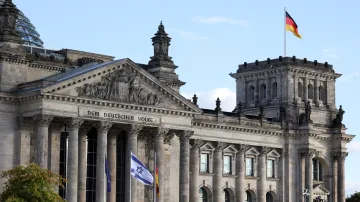 Vlajka Izraele před budovou Říšského sněmu v Berlíně (snímek z 8. října 2023)