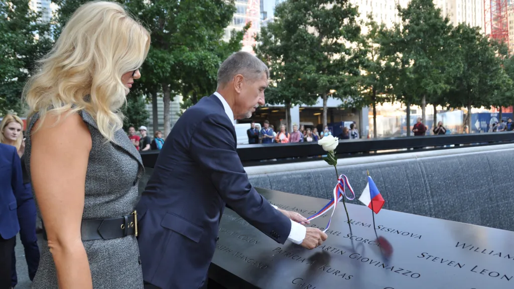 Premiér Andrej Babiš v doprovodu své ženy uctil památku obětí teroristických útoků z roku 2001
