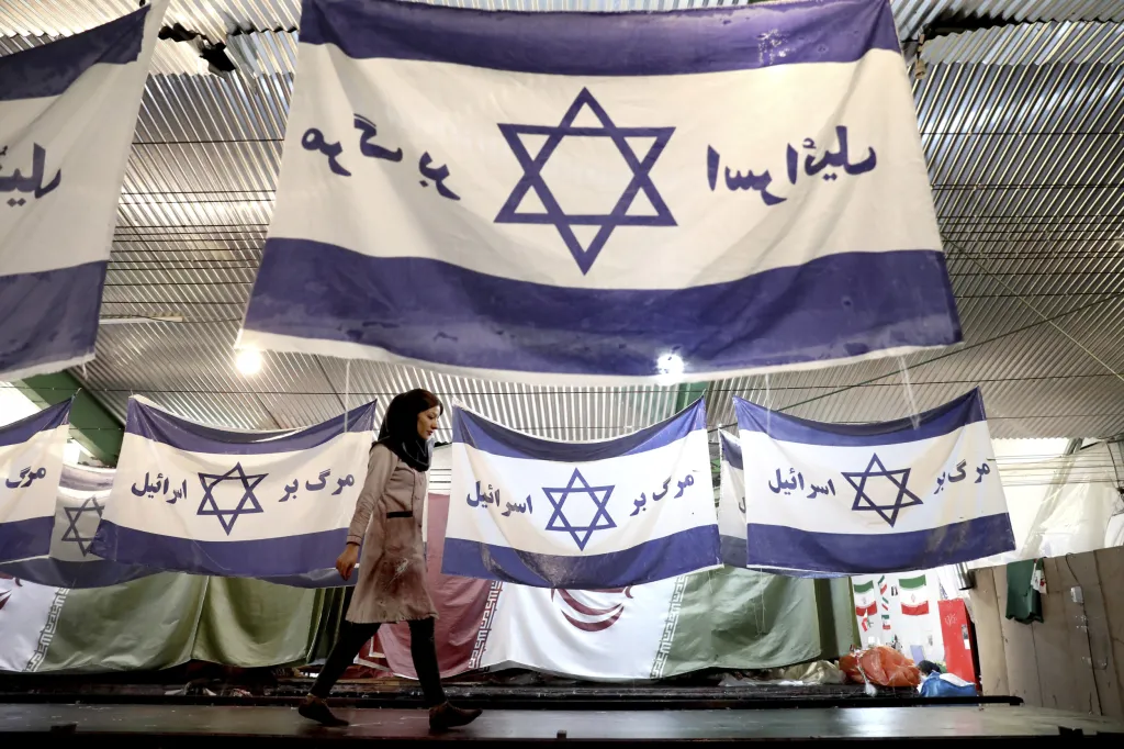 Íránská manufaktura ve městě Chomejn produkuje převážně americké a izraelské vlajky