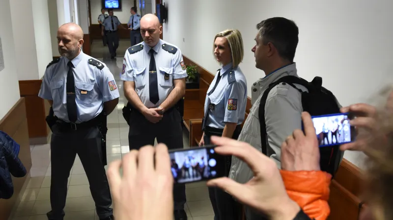 Bezpečnostní opatření před soudní síní