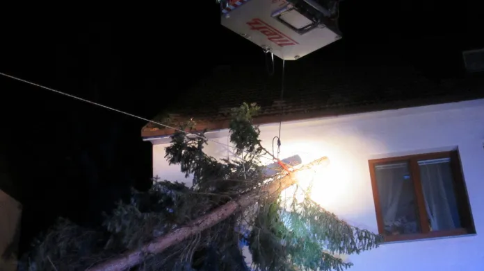 Ve Zlíně spadl strom na rodinný dům