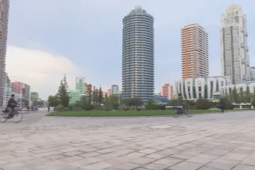 PotěmKimova vesnice. Za lesklou fasádou Pchjongjangu neteče voda a nejezdí výtahy