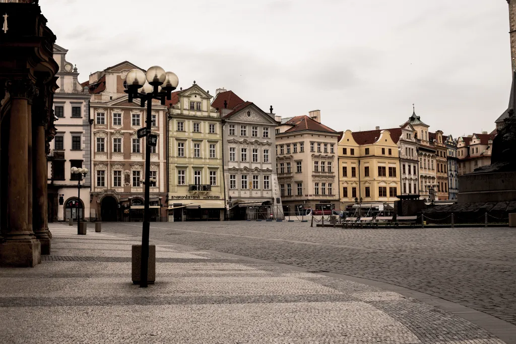Na Staroměstském náměstí se v době oběda nepohyboval ani jeden člověk