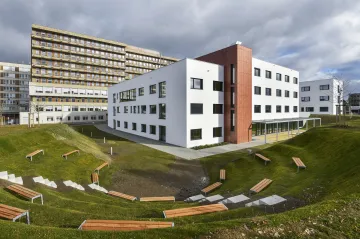 Více lůžek i ambulancí a klid pro terapii. V plzeňské nemocnici otevřeli nový pavilon psychiatrie