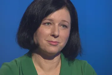Nechci, aby mi vnukové jednou chodili plivat na hrob, že jsem mohla něco udělat, říká Jourová o klimatu