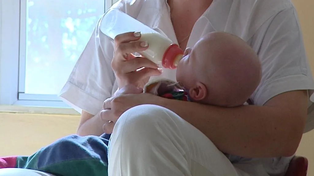 Kojenec v péči ošetřovatelky kojeneckého ústavu