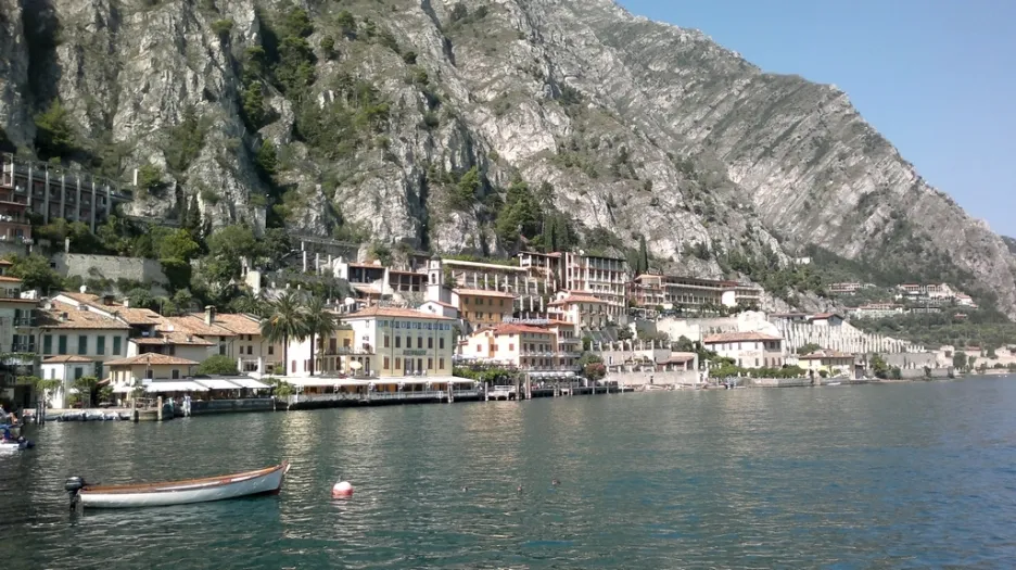 Městečko Limone na břehu Lago di Garda
