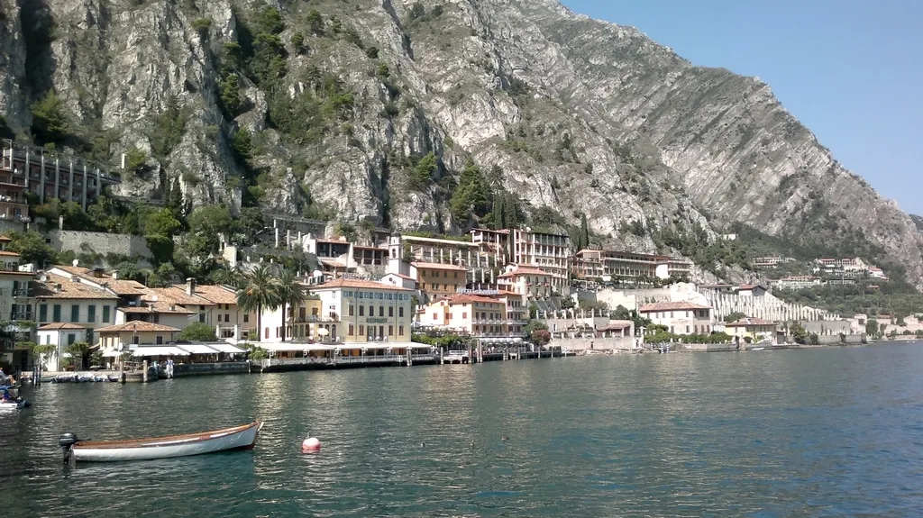 Městečko Limone na břehu Lago di Garda
