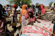 Boje v Súdánu vyhnaly z domovů přes 700 tisíc lidí. Část se vydala za hranice