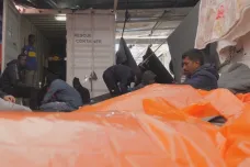 Italský kabinet Meloniové nechce pustit migranty na břeh. Humanitární lodě musí čekat i na moři