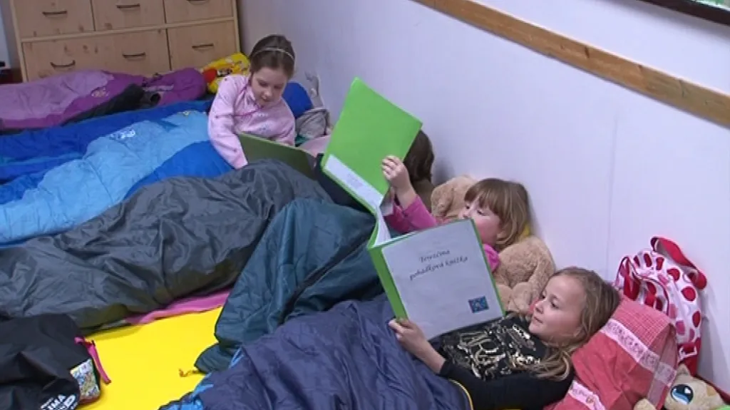 Děti si braly čtení s sebou i do spacáků