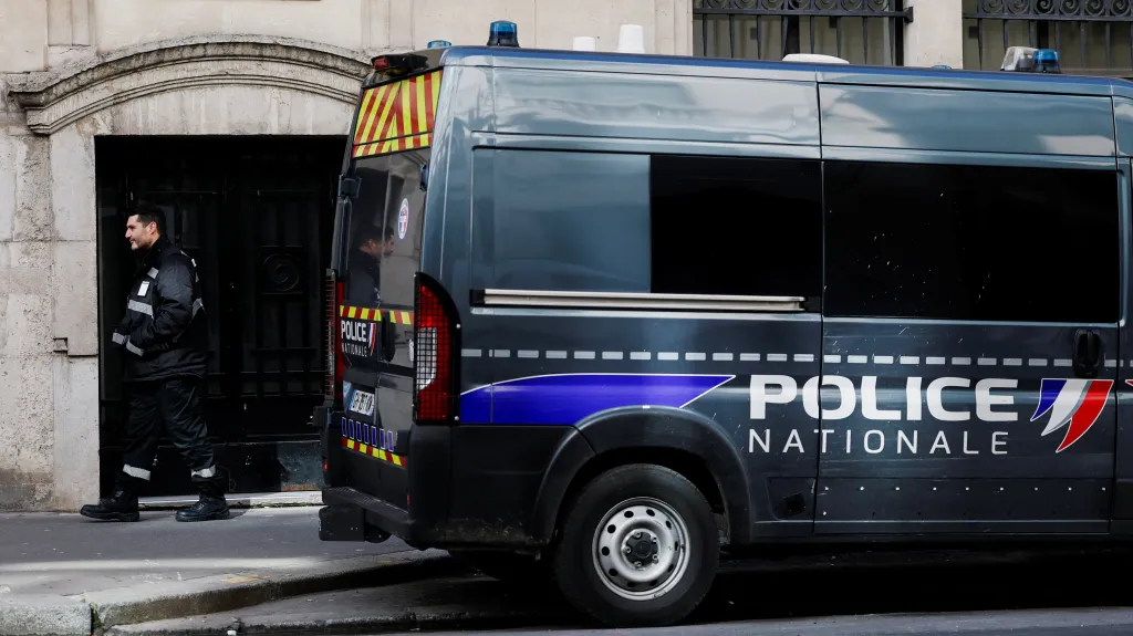 Policie před kanceláří Bank of America v Paříži