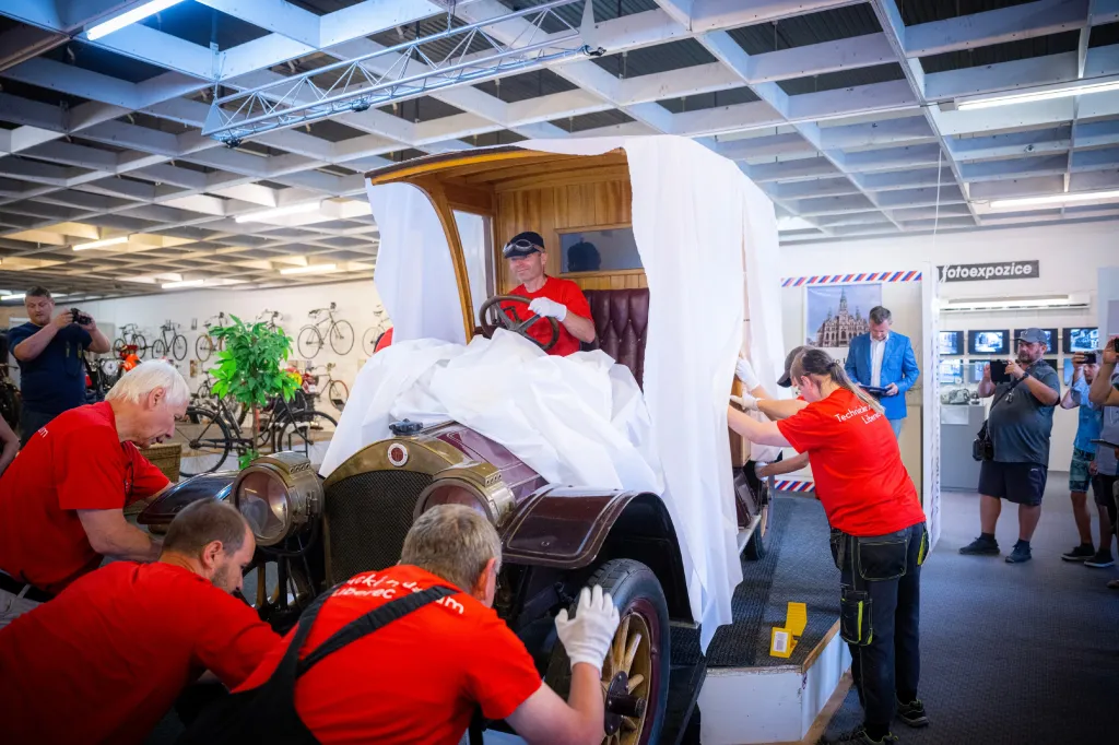 Odhalení historického vozu RAF 18/22 v Technickém muzeu