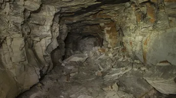 Chodba 32. V podzemní jsou patrné zbytky po těžbě, štoly jsou ale nestabilní a hrozí závaly.