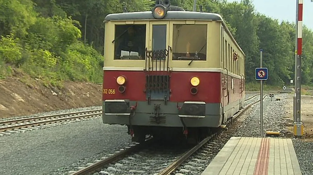 Na počest opravy trati vyjely historické motorové vozy a lokomotivy