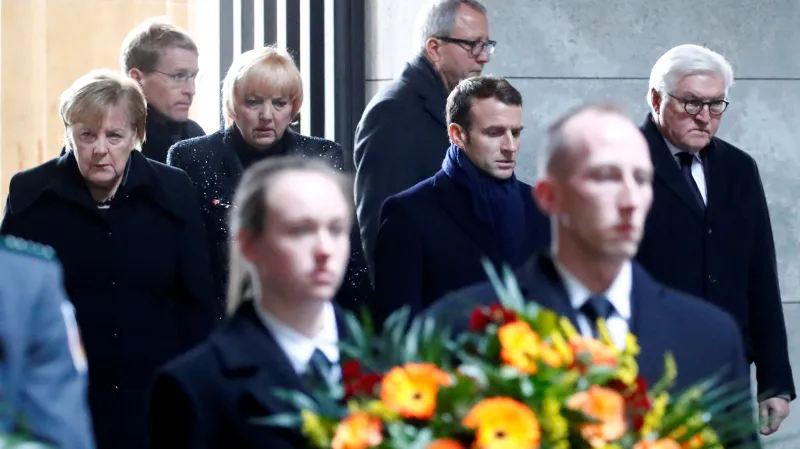 Angela Merkelová, Emmanuel Macron a Frank-Walter Steinmeier v památníku Neue Wache