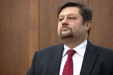 Odsouzený exposlanec Wolf je už tři roky na útěku. Podle jeho syna je v Evropě