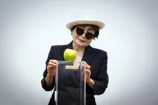 Yoko Ono s konceptuálním uměním začala, když jako hladové válečné dítě koukala na nebe