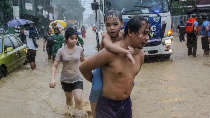Obyvatelé Manily prchají před záplavami