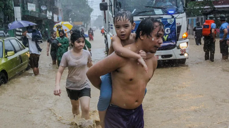 Obyvatelé Manily prchají před záplavami