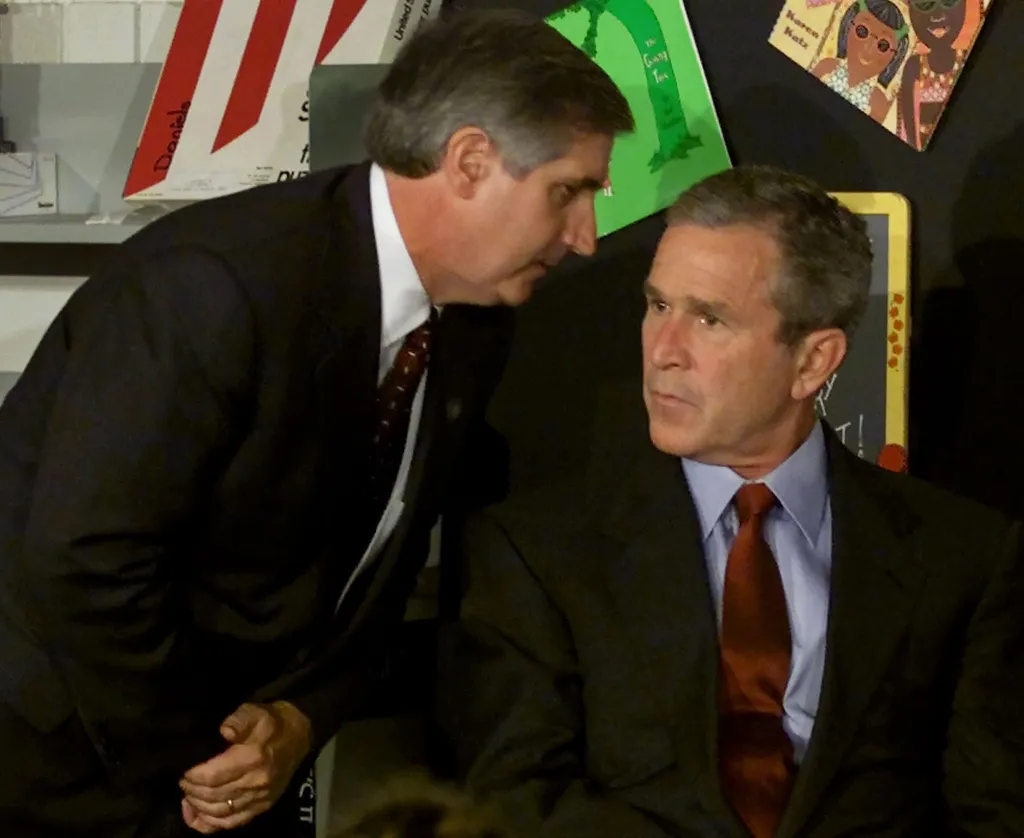 9:05: Prezident USA George W. Bush byl ve chvíli útoků v základní škole Emmy Bookerové na Floridě. Jeho poradce Andrew Card prezidenta přerušil a šeptem oznámil, že „druhé letadlo zasáhlo druhou věž“
