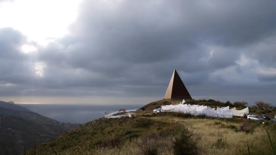 Mauro Staccioli / La Piramide-38 Parallelo před Slavností světel