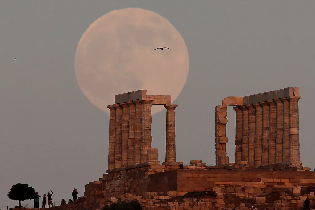 Měsíc v úplňku nad starověkým chrámem boha Poseidóna na skalnatém výběžku Sounion, který leží necelých 70 kilometrů od Athén.