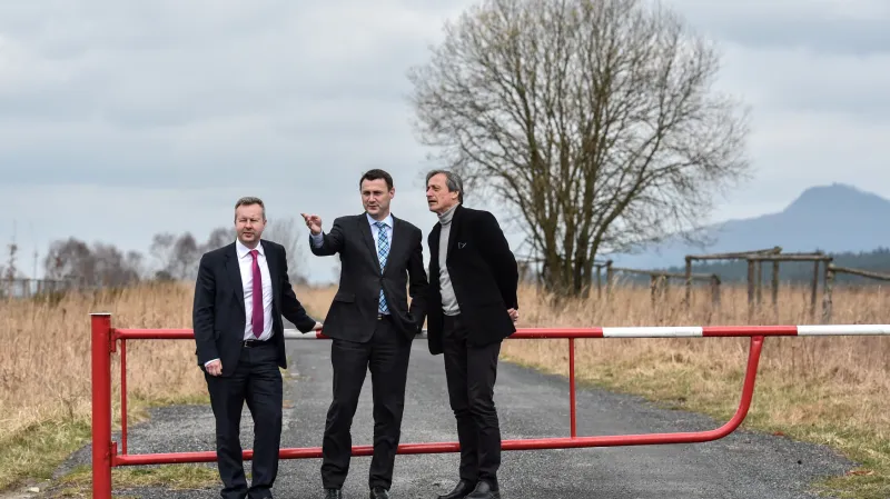Zleva ministr životního prostředí Richard Brabec, hejtman Libereckého kraje Martin Půta a ministr obrany Martin Stropnický v bývalém vojenském prostoru Ralsko