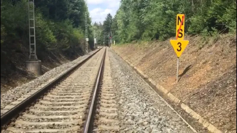 Předvěstník, která strojvedoucím oznamuje rychlostní omezení na 30 km/h. Za ní už by ale neměl být žádný rychlostník