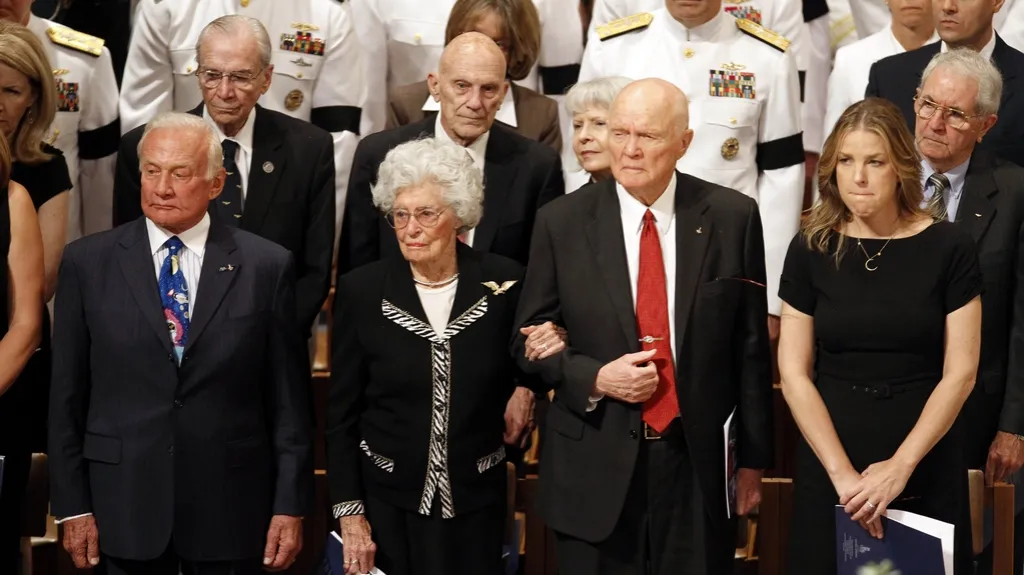 Buzz Aldrin a John Glenn se rozloučili s Neilem Armstrongem