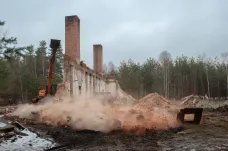 V Ralsku bourají bývalou kotelnu s komíny. Prostor chtějí zalesnit, aby se neproměnil ve skládku