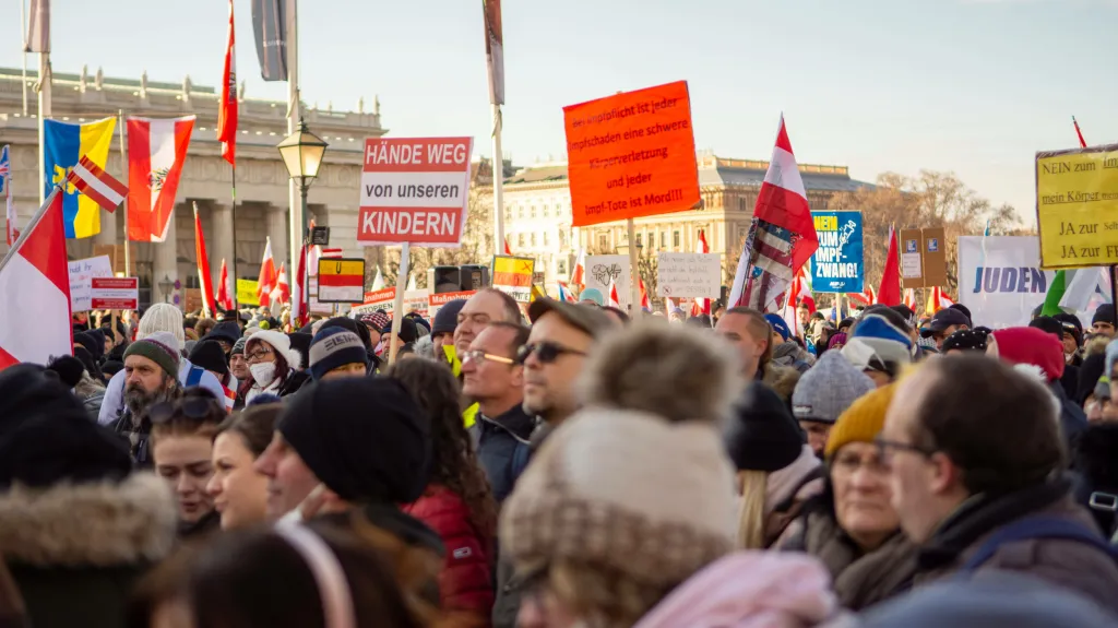 Demonstrace proti povinnému očkování ve Vídni