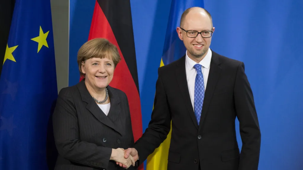 Angela Merkelová a Arsenij Jaceňuk po jednání v Berlíně