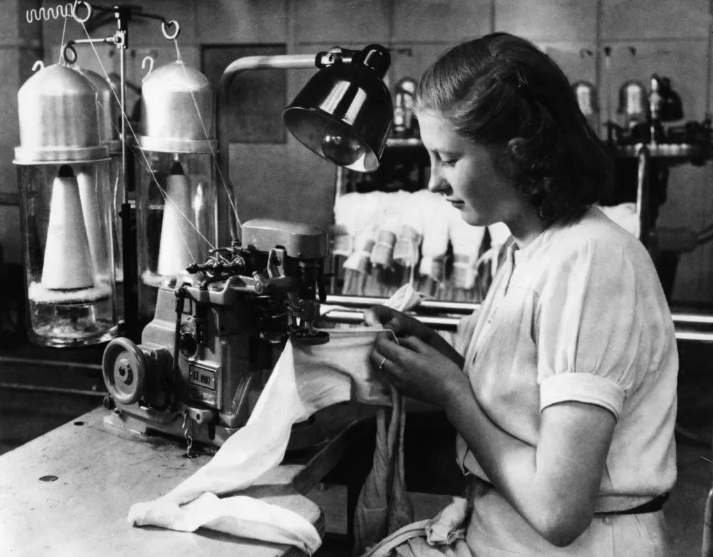 K botám samozřejmě patří ponožky a punčochy. Firma Baťa tak reagovala na rozšíření svých produktů. Snímek z roku 1947 ukazuje průmyslovou výrobu v zestátněném podniku následně v roce 1949 přejmenovaném na národní podnik Svit