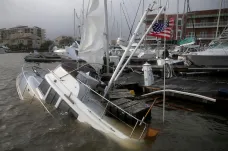 Auta ve vodě a lodě na pevnině za sebou nechal hurikán Sally v Mexickém zálivu