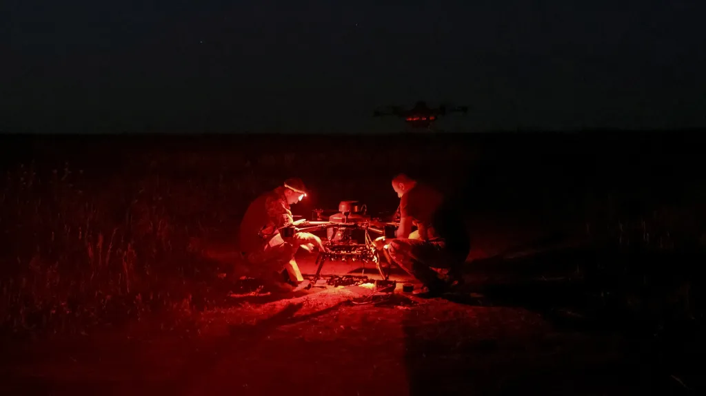 Ukrajinští vojáci připravují bojový dron