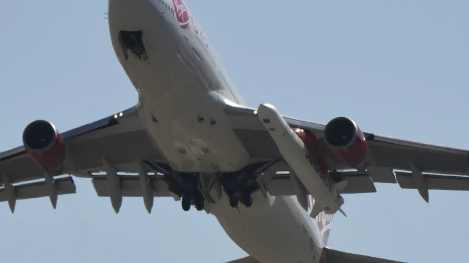 LauncherOne pod křídlem Boeingu