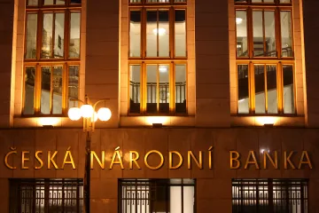 Před šesti lety spustila centrální banka intervence k oslabení koruny. Hlasování bylo tehdy těsné