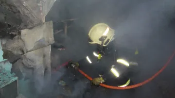 Ve vyhořelé budce u dálkového teplovodu našli hasiči torzo těla
