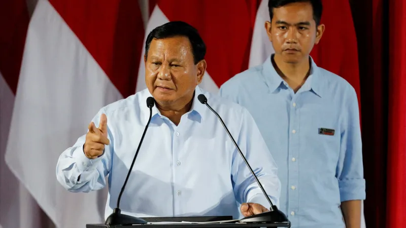 Prezidentský kandidát a indonéský ministr obrany Prabowo Subianto a jeho nominant na viceprezidenta Gibran Rakabuming
