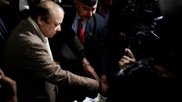 Bývalý premiér Naváz Šaríf odevzdal hlas ve volební místnosti v pákistánském Láhauru