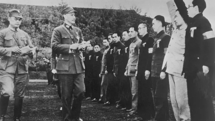 Generál Čankajšek při zdravici vojákům. Prezidentem Tchaj-wanu byl od roku 1949 až do 70. let