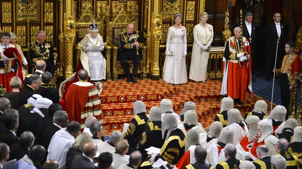 Královna Alžběta II. při projevu v parlamentu