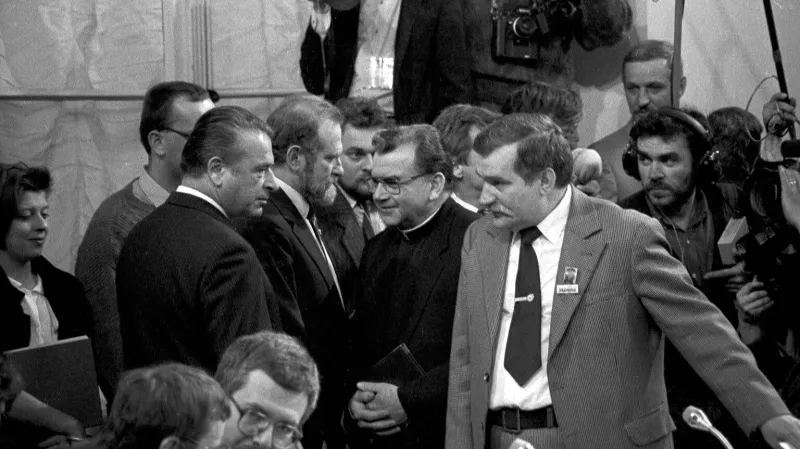 Lech Walesa s ministrem vnitra Czeslawen Kiszczakem během jednání u kulatého stolu